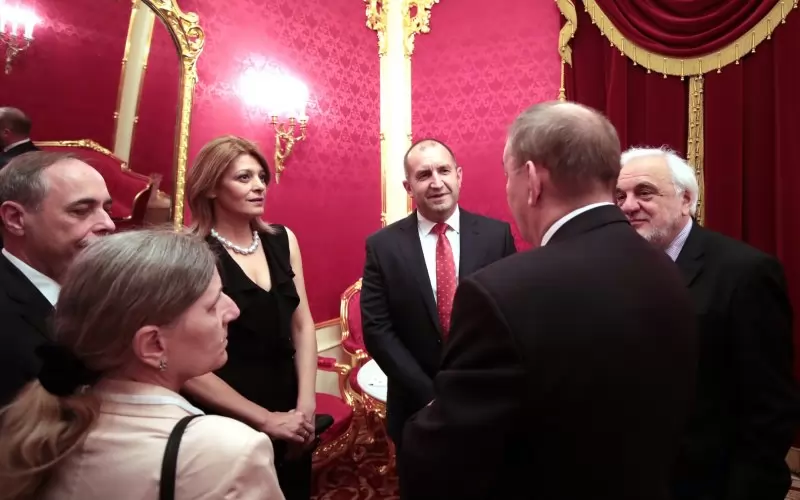 За разлика от представителите на ГЕРБ, президентът Румен Радев може да бъде забелязан на културни мероприятия. На снимката: той и съпругата му Десислава Радева на посещение в Болшой театър при български артисти през 2018 г.