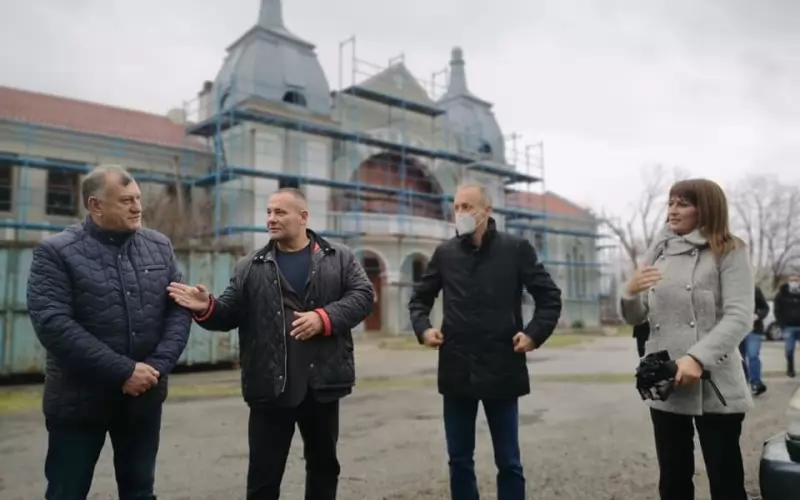 Тия дни е ред на Красимир Вълчев да се снима до банята в Ягода.
