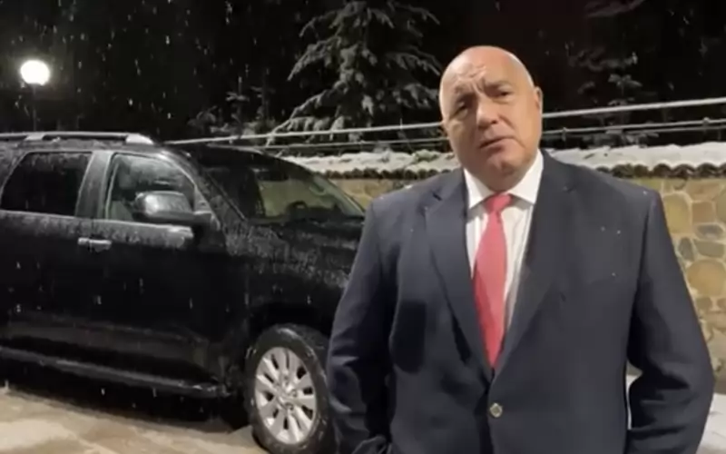 Прави впечатление, че "колегите", както обича да нарича чуждите премиери, заеха изчаквателна позиция и не бързат да го поздравят за победата на изборите.