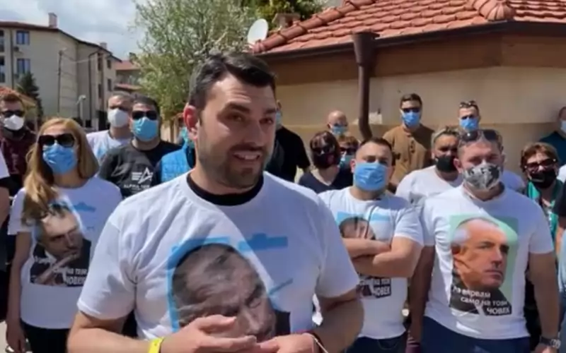 Георг Георгиев и младежи от ГЕРБ обещаха да бранят дома на Борисов в Банкя докрай