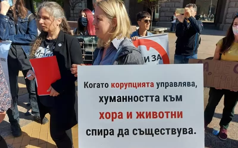 Оня ден протестиращи срещу фермите за норки посрещнаха новите министри на жълтите павета.
