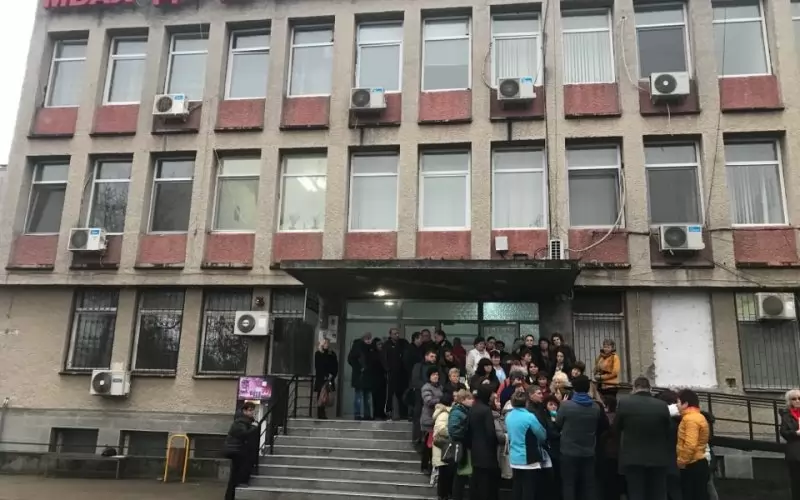 Радневската болница изживява най-трудните си дни, а персоналът вкупом напусна.