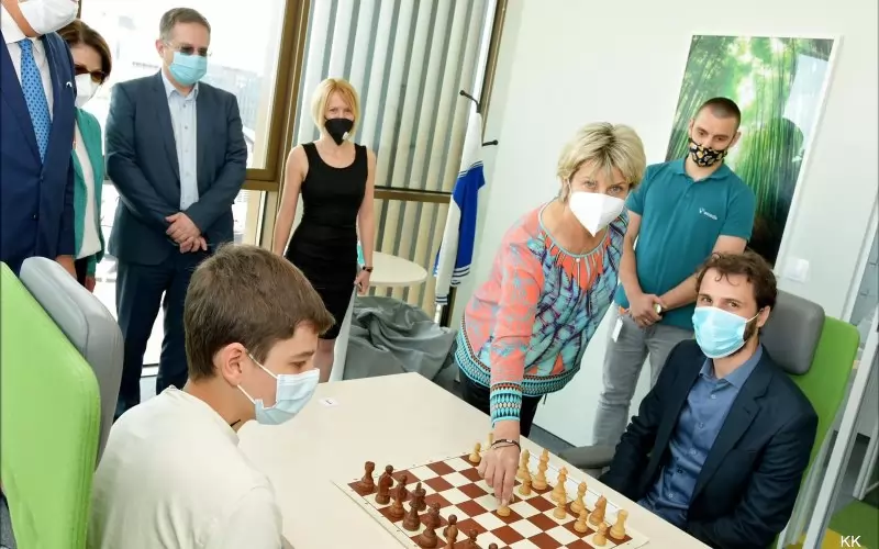 Петкратната световна шампионка по стрелба с пушка Весела Лечева прави церемониалния първи ход в откриващата партия на Иван Чепаринов на "Аксидиа Мастърс".