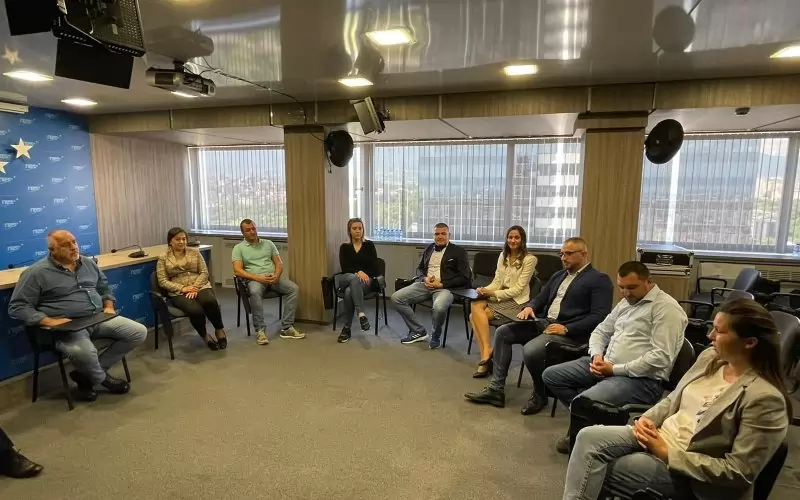 Кръгове и елипси при ГЕРБ напоследък - Борисов чертае приятелството с младите партийни кадри. 