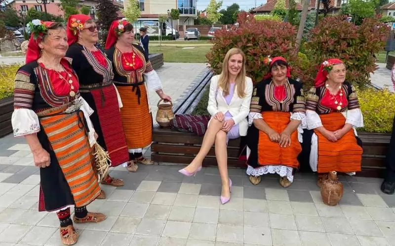 Николина Ангелкова е приседнала до атрактивни баби.