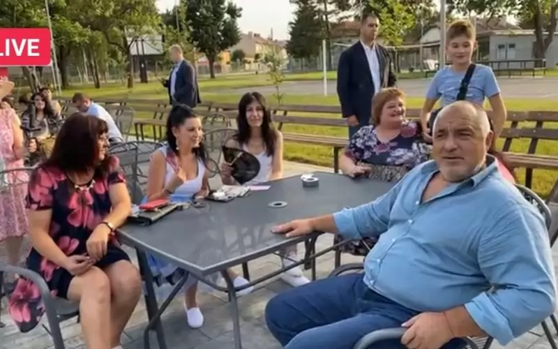 Бойко Борисов отиде на басейн в Бяла Слатина.