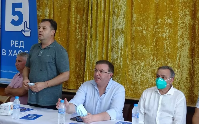Кантарджиев до Даниел Панов и Костадин Ангелов във Вонеща вода.