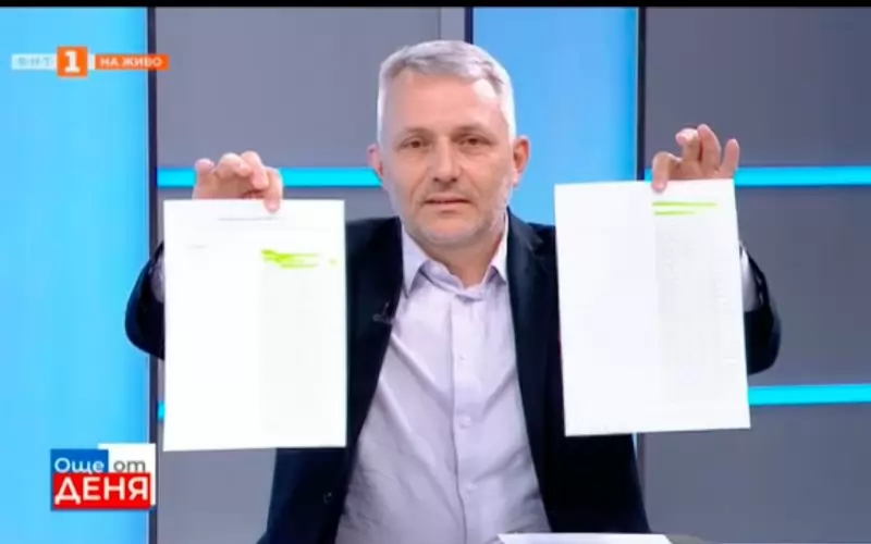 Николай Хаджигенов показва част от документите.