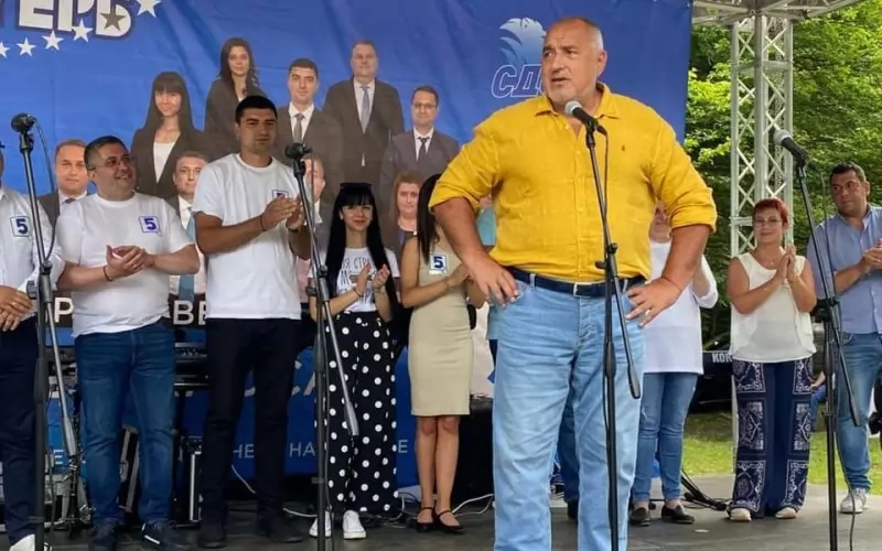 Ясно е вече - нищо друго не му остава на Борисов, освен да чака с ръце на кръста властта да му падне случайно. 