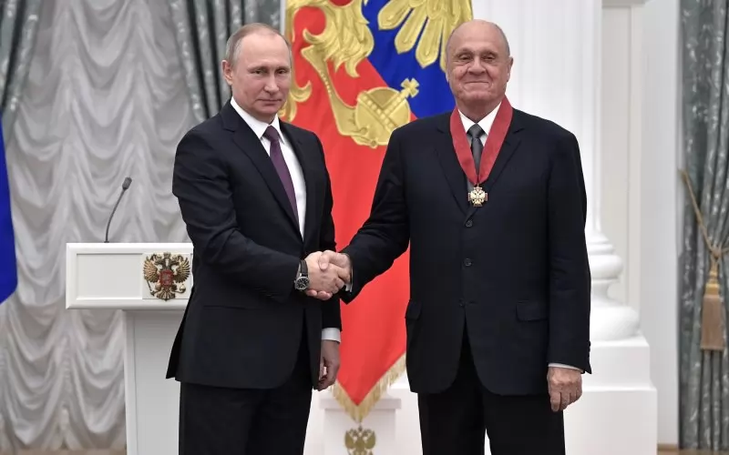 Путин награждава Владимир Меншов с орден през 2017 г.