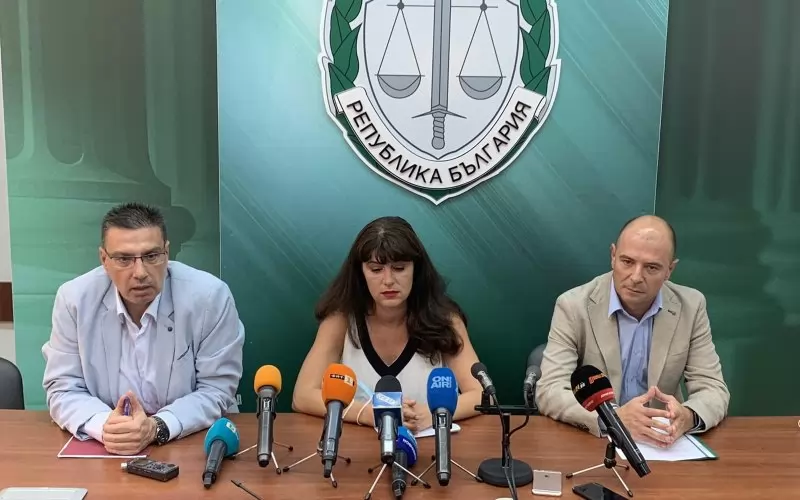 Окръжният прокурор на Бургас Георги Чинев, наблюдаващият прокурор Десислава Трифонова и директорът на РДВР -Бургас старши комисар Калоян Калоян Калоянов (вдясно) разказват за убийството