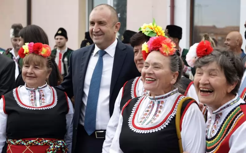Бабите в носии са присъщ елемент на всяка кампания. Румен Радев отдавна я провежда, единствен.