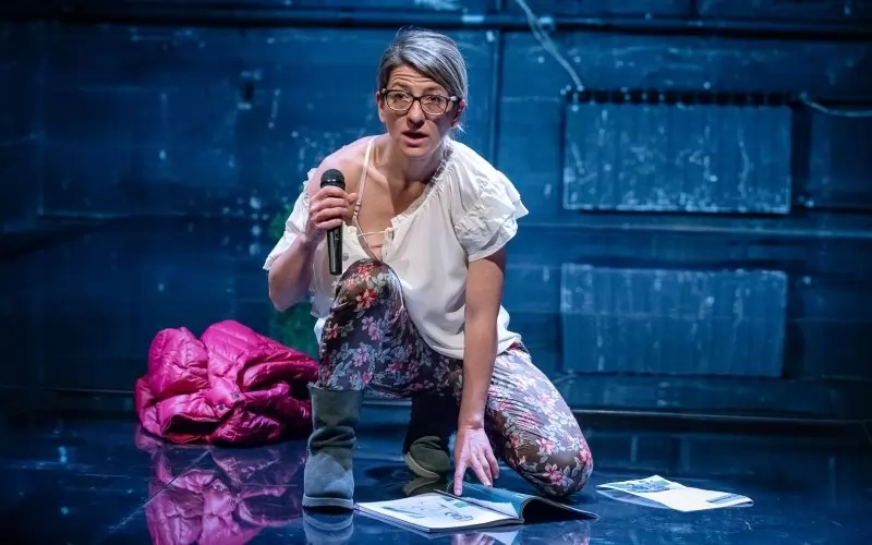 Актрисата в своя хитов моноспектакъл "Приятно ми е, Ива"