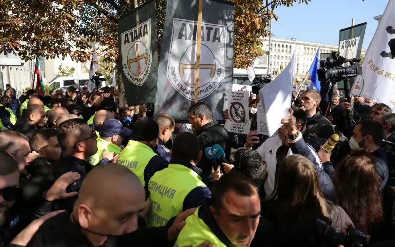 Протестите тия дни очевидно са организирани от 2-3 партии. Но е факт, че отразяват мнението на голяма част от обществото. 