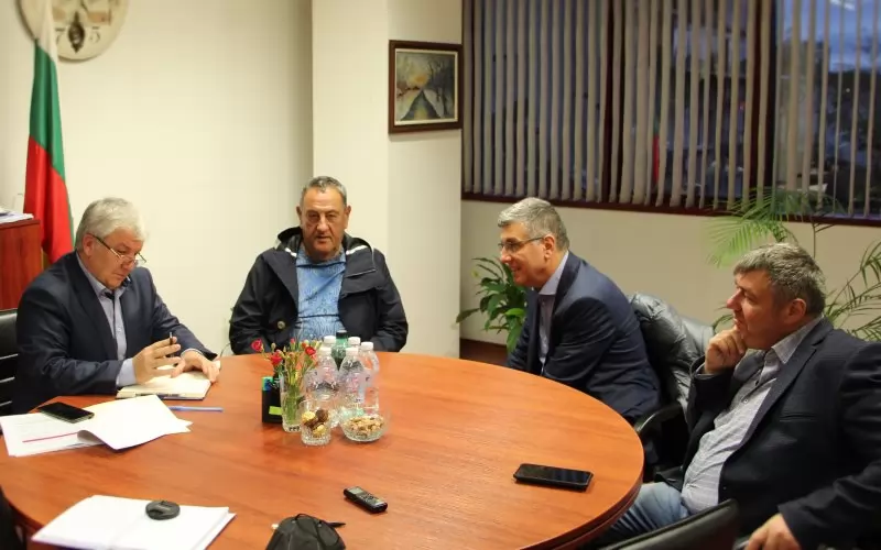 Зам.-министър Валентин Граматиков, председателят на Камарата на строителите инж. Илиян Терзиев, инж. Благой Козарев от Контролния съвет на КСБ, и адвокат Андрей Цеков обсъждат как да се индексират строителните договори. 