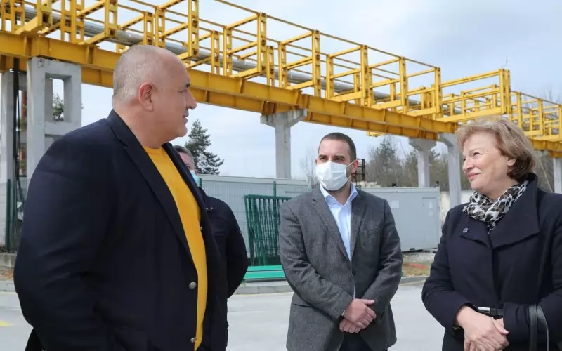 20 март 2021 г. - Бойко Борисов разглежда съоръженията, които... още малко и ще почнат да бълват ваксини.
