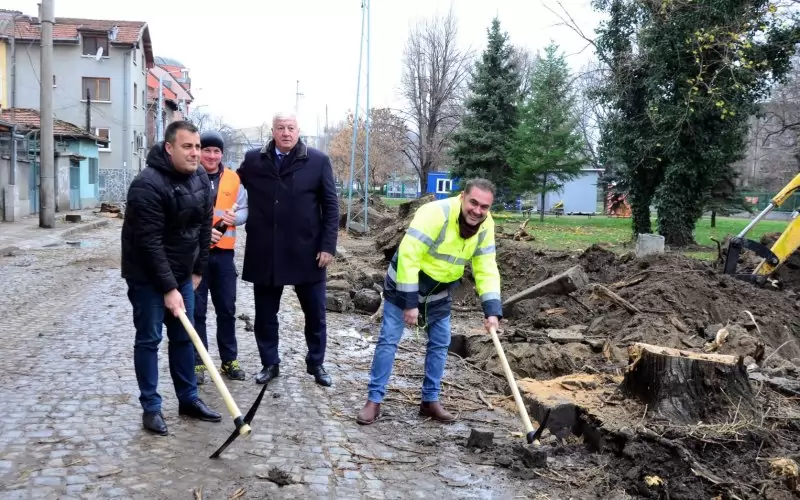 Трудна година предстои за Здравко Димитров (в средата)