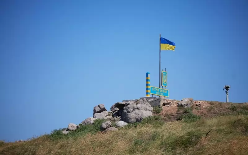 Украинското знаме над заставата на Змийския остров преди да бъде свалено от руснаците.