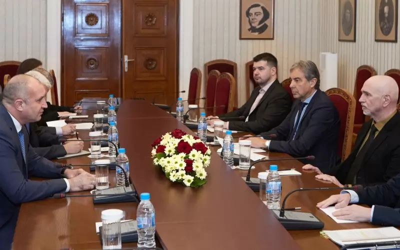 Министър Николай Събев и колегите му чинно изслушват заръките на Радев.
