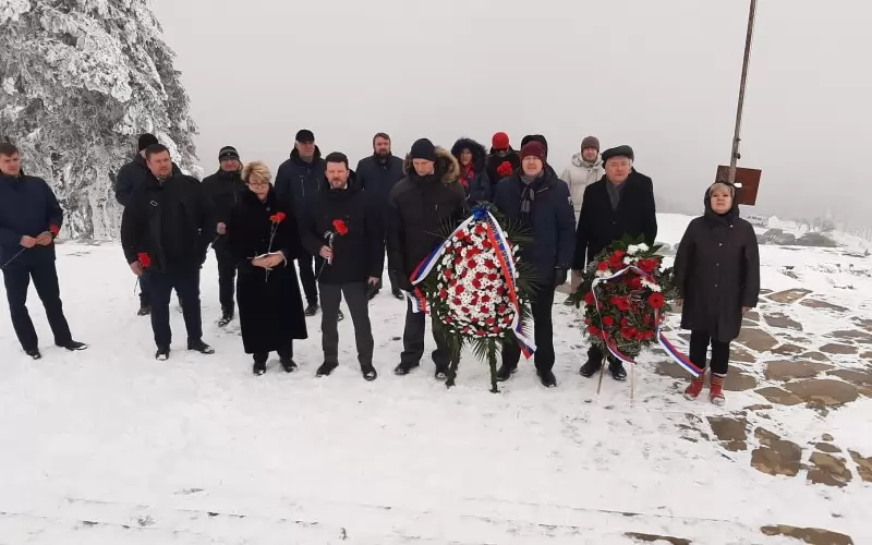 Елеонора Митрофанова (първата отляво) със служители на посолството.