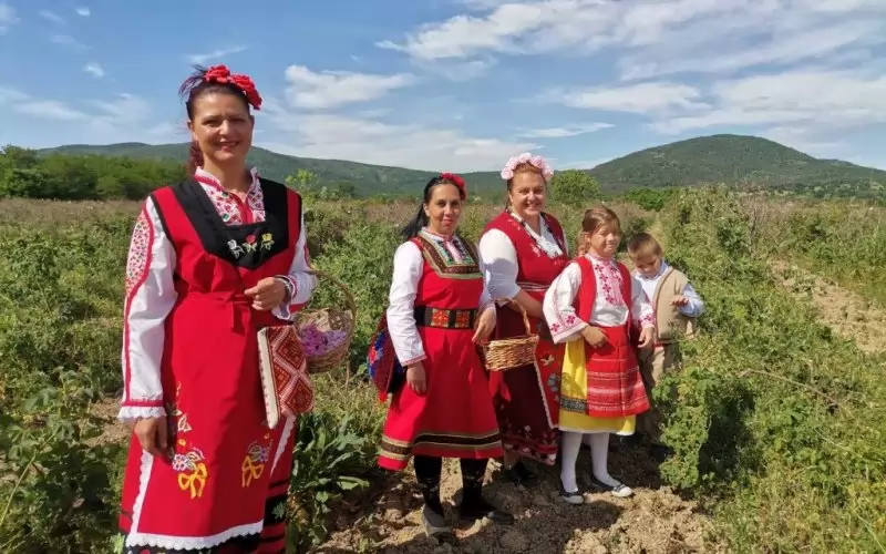 Широки усмивки греят на тържествените церемонии. Из масивите навътре в полето обаче положението е тежко.