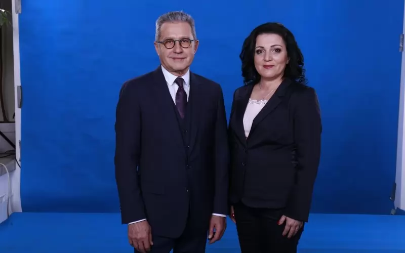 Кметицата в отбрана компания.