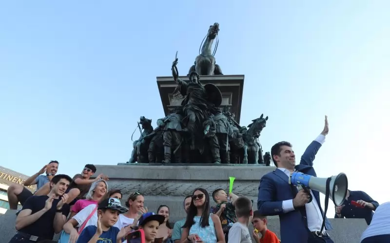 Кирил Петков, наобиколен от симпатизанти.
