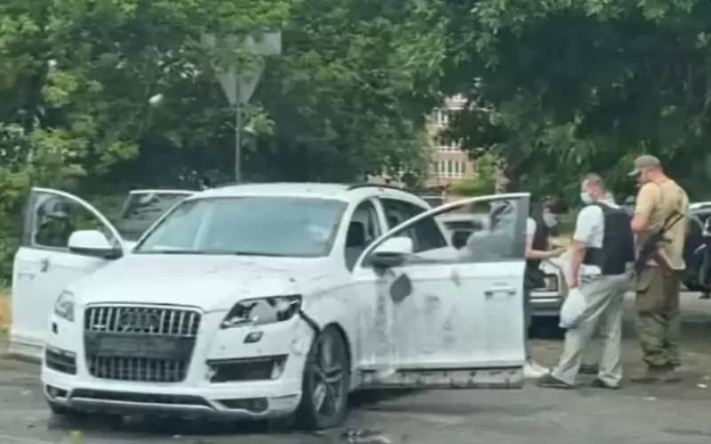 Взривеният автомобил на Евгений Соболев, който оцеля, но е тежко ранен