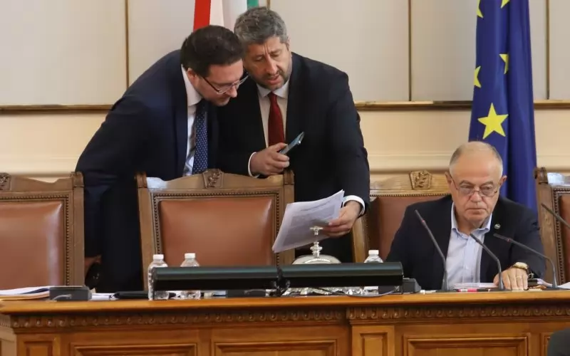 Даниел Митов от ГЕРБ-СДС, Христо Иванов от ДБ и водещият заседанието Атанас Атанасов.