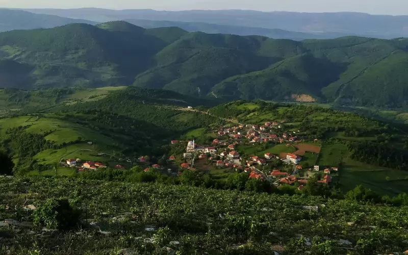 Каравельово насред родопски пейзаж. Но е несправедливо да наричаме подобни гледки родопски, след като и Стара планина е пълна с тях.