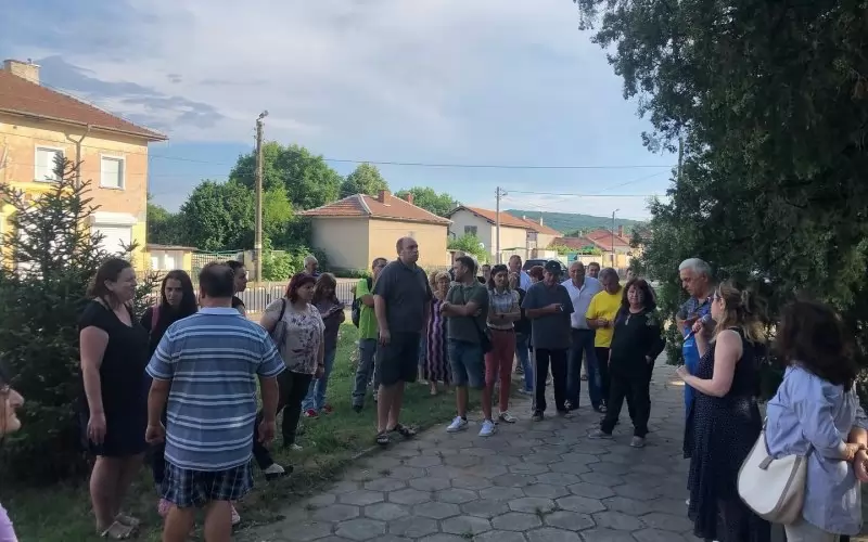 Кадър от протеста в старозагорското село Ракитница - малко хора, но пък активни.