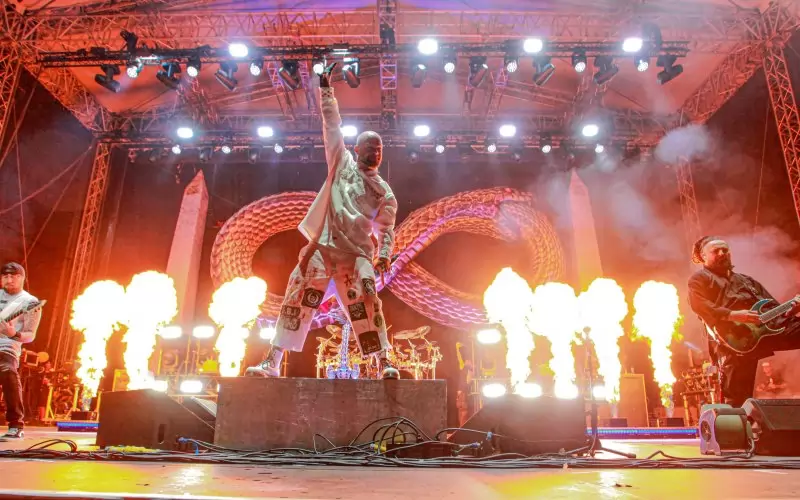 Пирошоуто на сцената беше естествен фон за взривните изпълнения на Five Finger Death Punch при второто им гостуване в София.