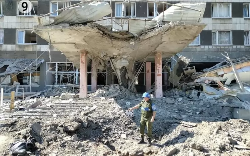 Руски следовател оглежда разрушенията в колонията в Еленовка