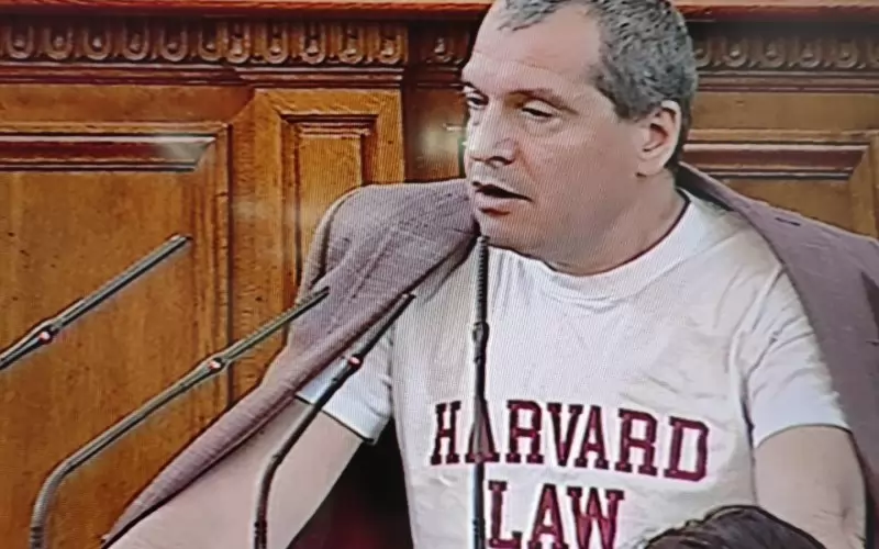 Тошко Йорданов подразни ПП с тениска с надпис Harvard law, а депутатът от "Възраждане" Петър Петров се подигра, че с облеклото си Тошко Йорданов спестява парите на българските родители за обучение на децата им в чужбина.