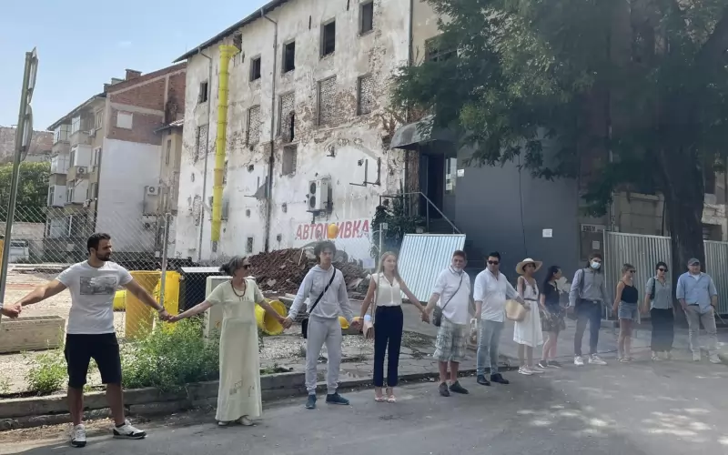 Жива верига опита да спре работниците, но това не ги трогна.