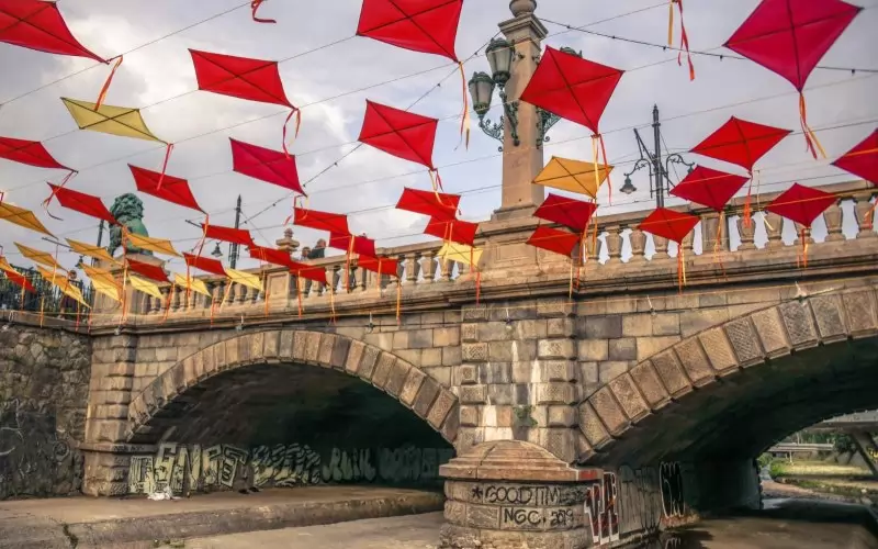  Фестивалът преобразява "Лъвов мост" и коритото на Владайската река.