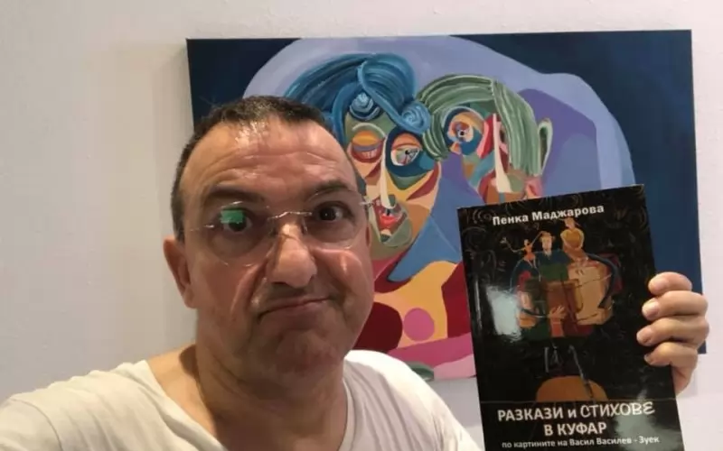 Актьорът художник пред една от творбите си.