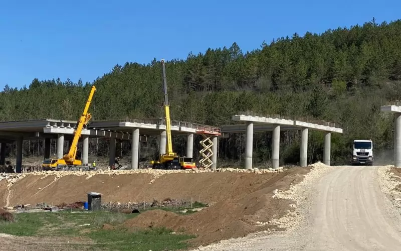 Магистралата се чака от десетилетия. Кога ще е готова - не е ясно. 