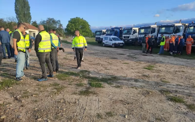 Държавната фирма "Автомагистрали" изпрати 40 души с 15 камиона и 4 багера в засегнатите райони.