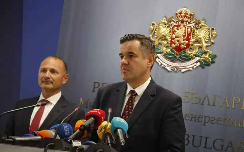  Министърът на икономиката (вдясно) не знаел кой с кого води разговори за руския газ, министърът на енергетиката пък не можел да каже, защото било поверителна информация...     