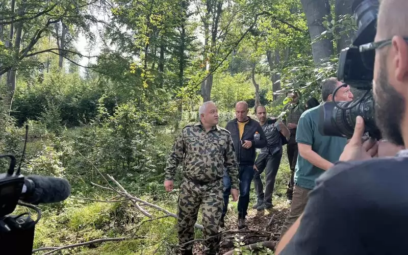 Министър Демерджиев се включи в проверките по сигнали на местните жители за нерегламентирана сеч заедно със зам.-главния секретар на МВР Станимир Станев, началника на РУ-Карлово, зам.-министъра на земеделието Валентин Чамбов, както и представители на прокуратурата и следствието.