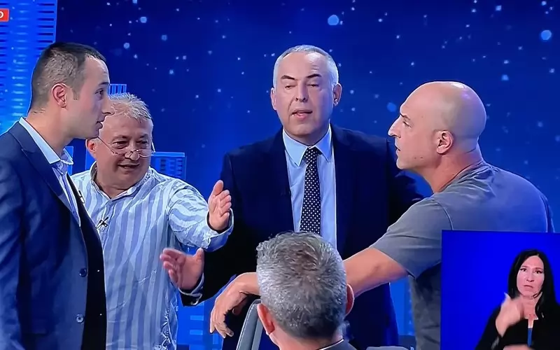 Василев застана между Митев (ляво) и Витков (дясно)