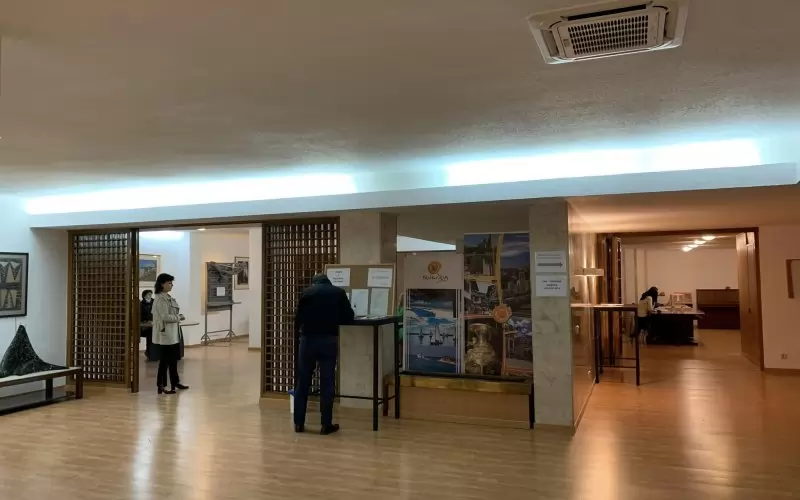 Интересът на българите по света към изборите у нас рязко падна. На снимката - избирателната секция в посолството ни в Мадрид.