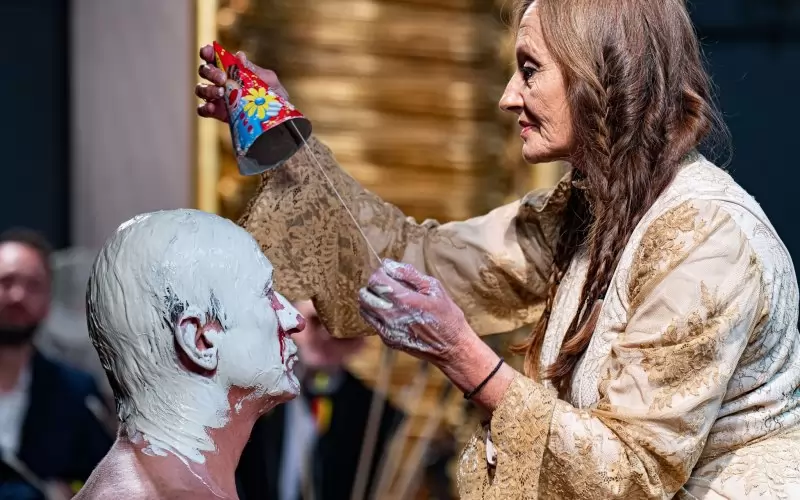 Жорета Николова превръща Деян Донков в статуя. 