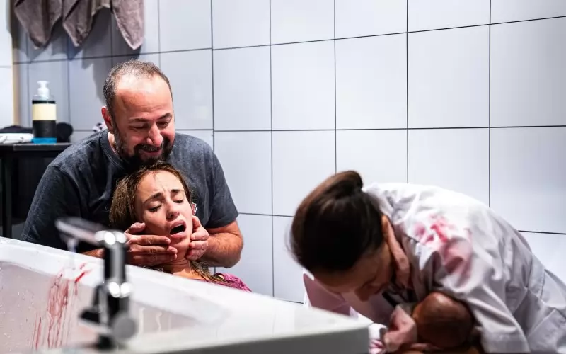 Радина Кърджилова, Стефан Вълдобрев и Албена Ставрева в сцена от спектакъла.