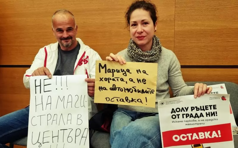 Граждани протестират и в залата, където се провежда извънредната сесия на общинския съвет.