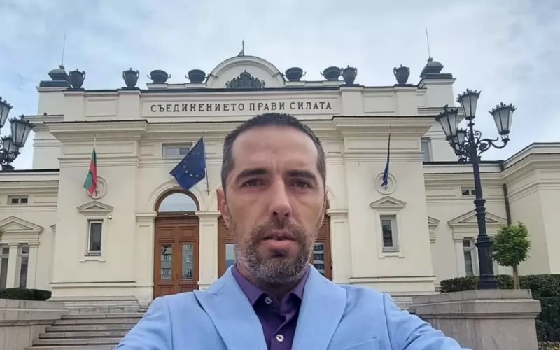 Борислав Иванов в безобидно селфи пред Народното събрание