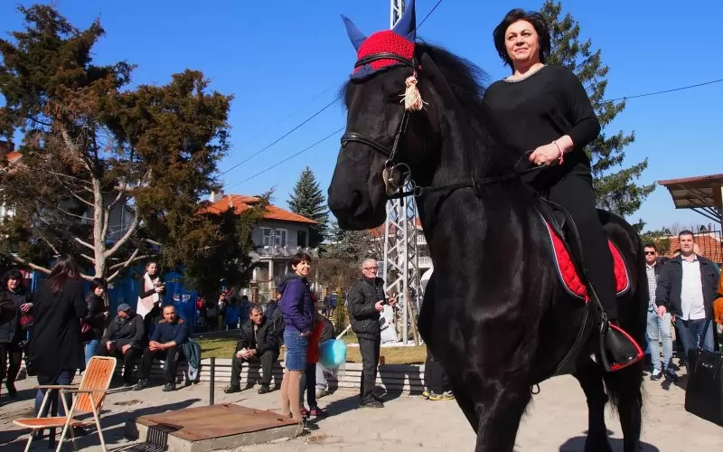 Нинова уверено води Партията към естествения й край.