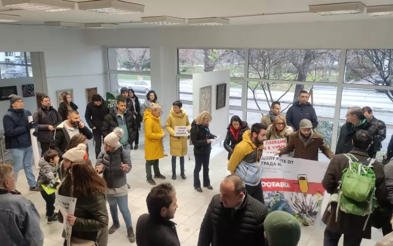 Сградата на община Пловдив се напълни с хора днес.