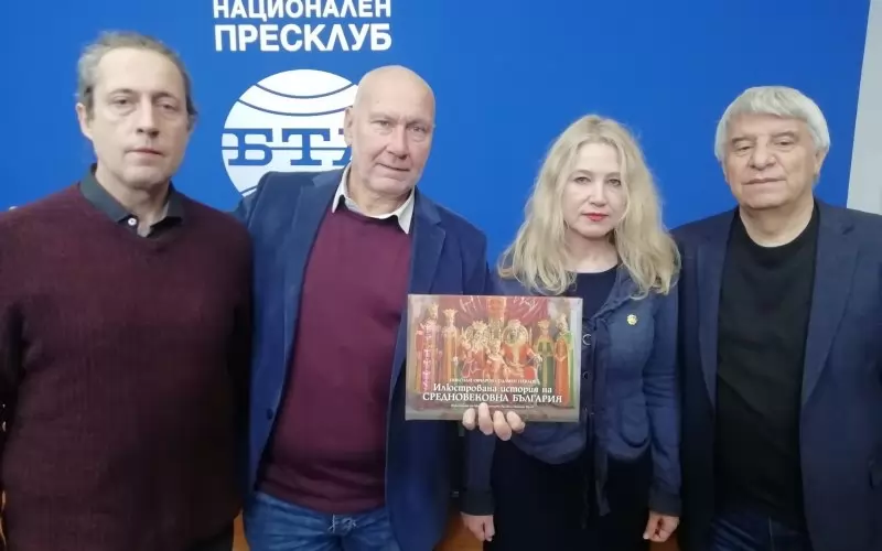 Авторите - професорите Николай Овчаров и Пламен Павлов, с илюстраторите на изданието.
